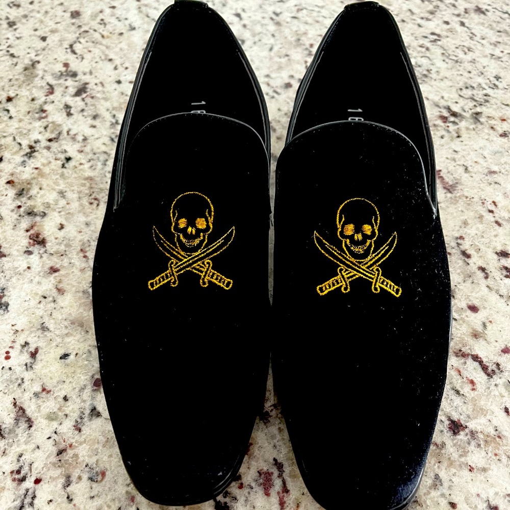 Men dress shoes all black, and gold, size 10 1/2 good condition